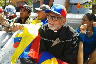 ¡POR EL PAÍS! Padre Palmar se encadena en Maracaibo por libertad de presos políticos (+Foto)