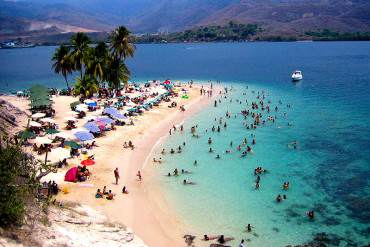 ¡DOSIS DE PATRIA! Con fusiles asaltaron a más de 300 personas en playa Arapito a plena luz del día