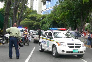 ¡EL PAÍS DE LO INSÓLITO! Antisociales atacan a tiros a policías en plena sede policial en Miranda