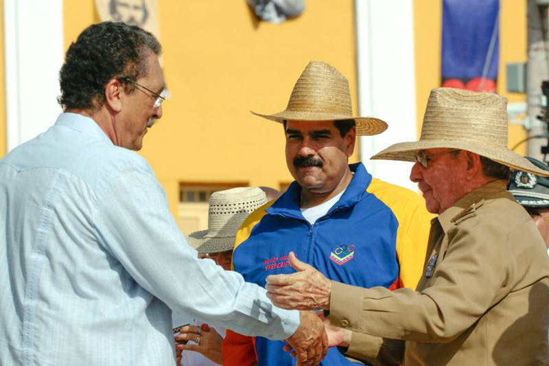 Raul-Castro-con-Nicolas-Maduro-800x533