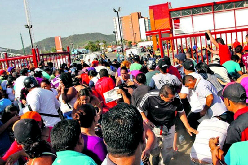 ¡DESASTRE! Pelea por comida casi termina en tragedia en supermercado de Carrizal