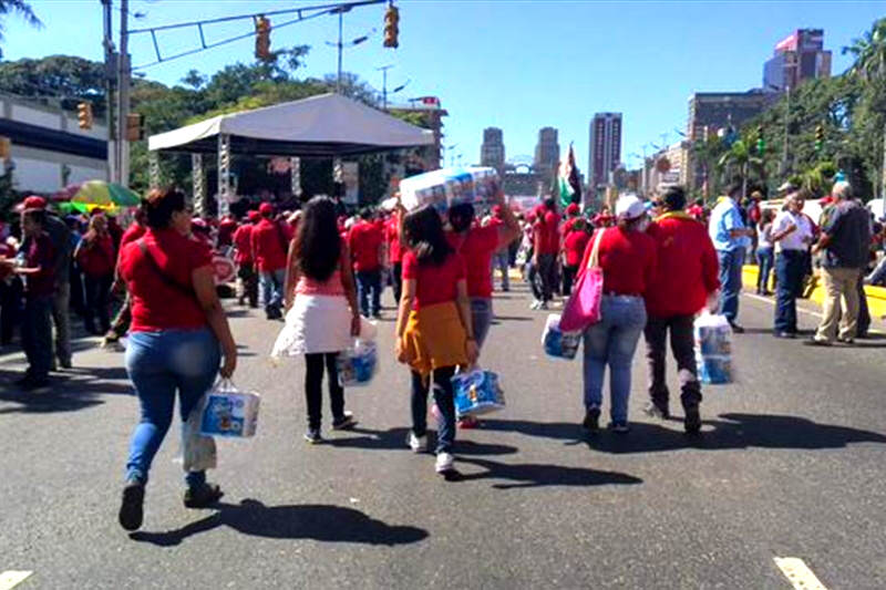 chavistas-comprando-papel