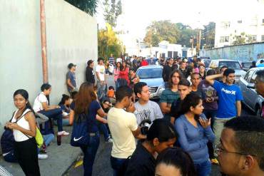 ¡EL PAÍS QUE NECESITAMOS! Jóvenes hacen HORAS de cola para inscribirse en el Registro Electoral