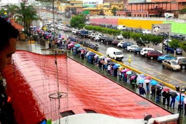 ¡LA MISERIA SOCIALISTA! Venezolanos hacen colas bajo la lluvia para comprar leche y pañales