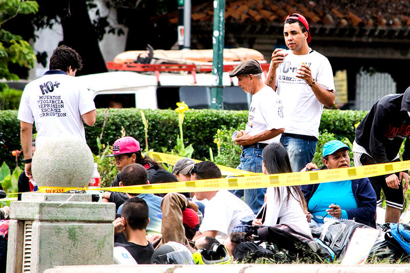 encadenados-en-altamira-protesta