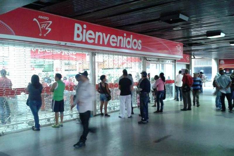 Abastos Bicentenario Parque Central Colas para comprar comida por terminal de cédula