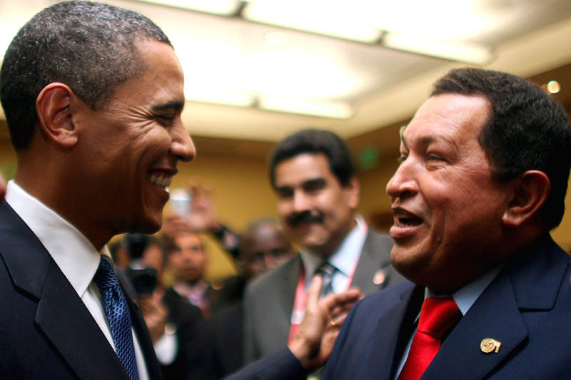 Barack-Obama-conversando-con-Hugo-Chavez-y-Nicolas-Maduro-800x533