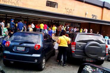 ¡SE PERDIÓ TODO! Señora que llevaba leche fue arrollada y sin piedad le arrebataron las bolsas