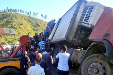 ¡LO QUE HAY ES HAMBRE! Saquearon gandola volcada en la bajada de Tazón: Tendría lácteos (+ Fotos)