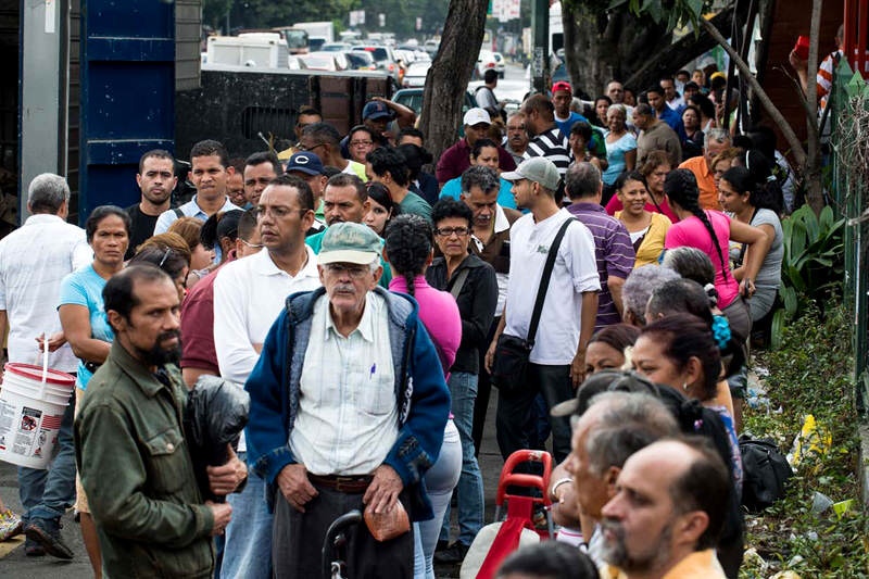 Colas en Venezuela para comprar comida Escasez 