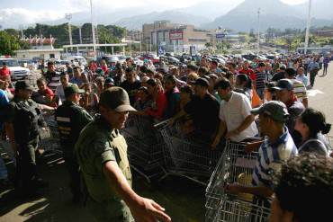 ¡SIN CONTROL! Compradores denuncian maltrato de la GNB para contener desastre en las colas