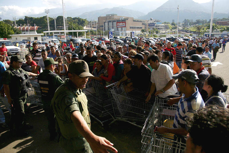 Colas-para-Comprar-en-Venezuela-Escasez-Makro-01-16-2015-800x533