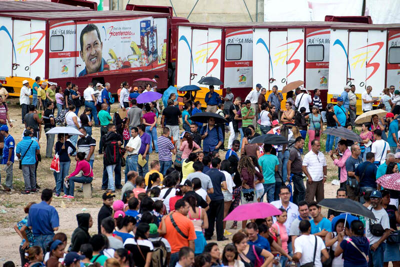 Colas para comprar comida Abastos Bicentenario Venezuela 01-19-2015 