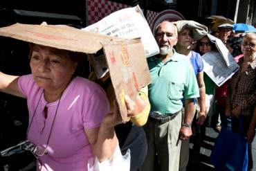 ¡MISERIAS DE LA PATRIA! Tres noches durmiendo en la cola porque no tienen comida en casa