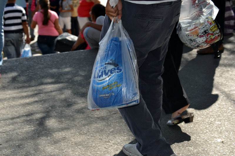 Colas para comprar comida  en Venezuela Anaqueles Vacios (17) jabon-DETERGENTE