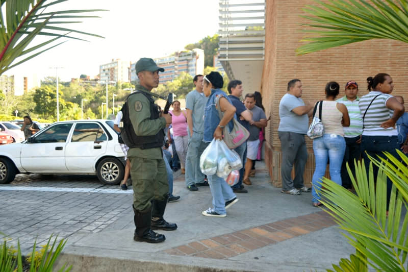 Colas para comprar comida  en Venezuela Anaqueles Vacios (21)