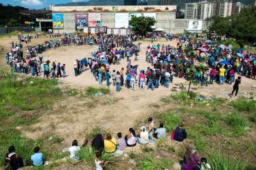 ¡PATRIA MISERABLE! El 89,7% de los venezolanos consigue colas cuando va a comprar productos