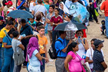 ¡MISERABLE! Obligan a clientes de Bicentenario a firmar contra Obama «o serán botados»