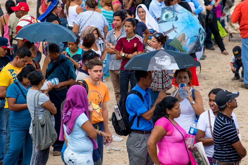 Colas-para-comprar-comida-en-supermercado-Abastos-Bicentenario-01-20-2015-4-800x533