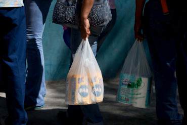 ¡CONTINÚA EL CAOS! Racionan las bolsas plásticas en los supermercados: Solo 5 por persona