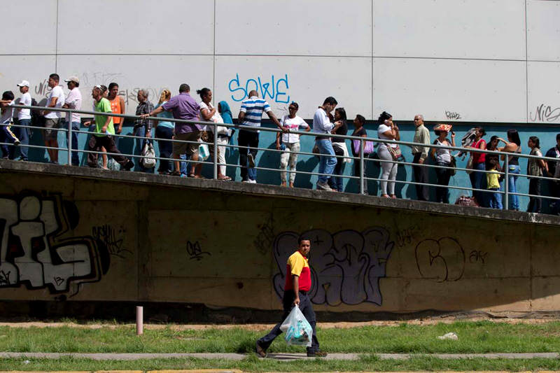 Colas-para-comprar-comida-en-supermercados-Venezuela-01-20-2015-800x533