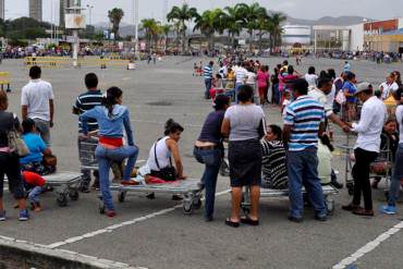 ¡SE AFIANZA LA DICTADURA! Detienen a madre e hijo por gritar consignas en la cola para comprar comida