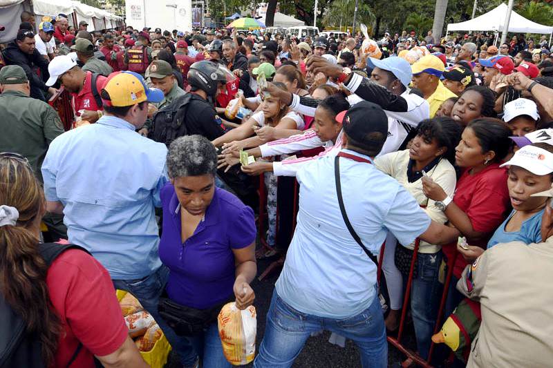 Colas-para-comprar-en-Mercal-Av-Bolivar-4-800x533