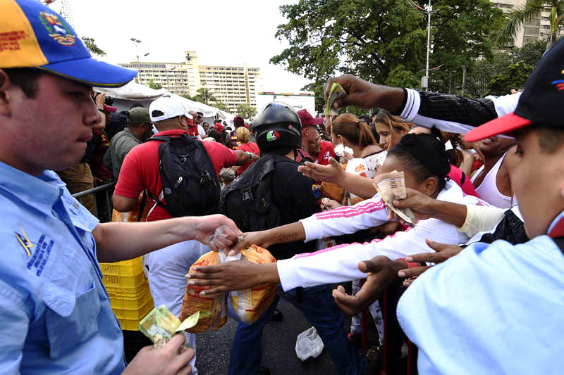 Colas-para-comprar-en-Mercal-Av-Bolivar-6-800x533