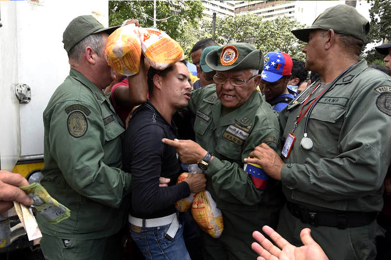 Colas-para-comprar-en-Mercal-Av-Bolivar--7-800x533