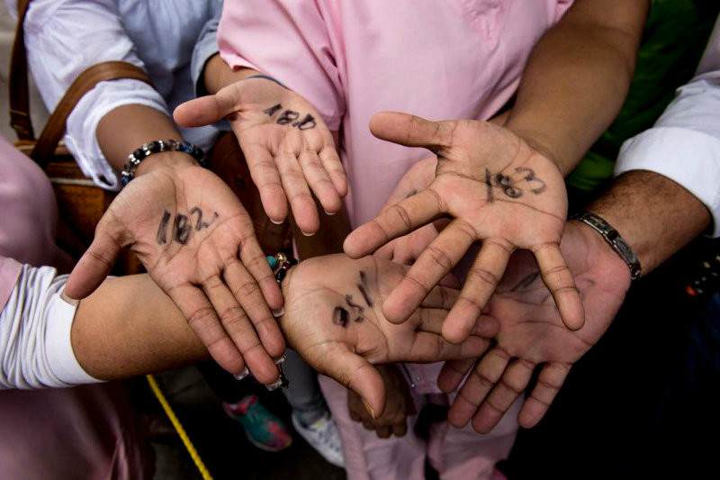 ¡PASA EN COMUNISMO! Venezolanos son marcados como ganado para poder comprar comida