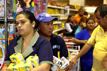 ¡EL PUEBLO ESTÁ INDIGNADO! Hablan los venezolanos desde las colas: «Aquí no hay nadie infiltrado»