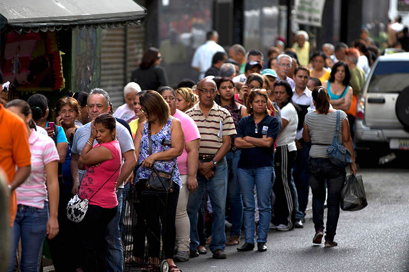 Colas-para-comprar-escasez-alimentos-en-Venezuela