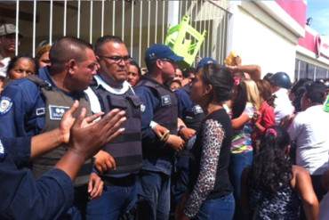 ¡DESASTRE! Compradores se desesperaron en la cola, se armó el despelote y se los llevaron presos