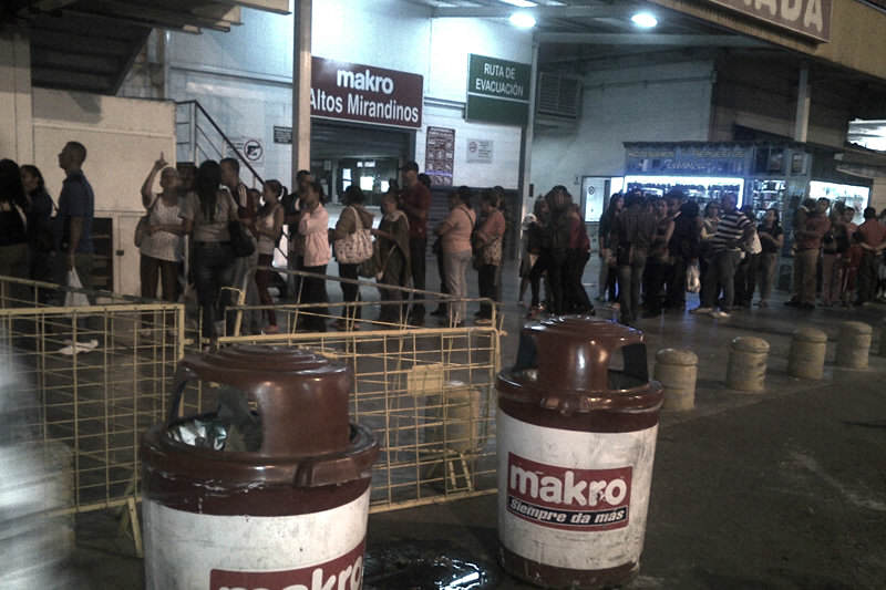 Comercios-Vacios-Makro-Los-Teques-01-09-2015-800x533