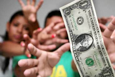 Venezolanos sumergidos en el incierto por nuevo dólar para viajeros: dólar a Bs. 12 podría pasar a la historia