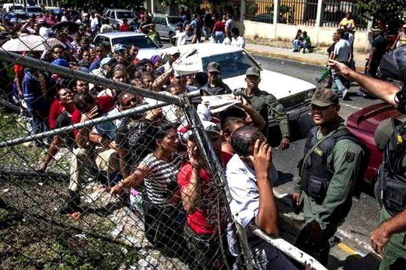 ¡TEMEN AL PUEBLO! Gobierno opta por militarizar colas para contener desespero por la escasez