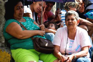 ¡EN LA PATRIA MISERABLE! Hacen colas de hasta tres días para comprar comida en Guayana