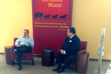 ¡COMO LES GUSTA EL IMPERIO MISMO! Herman Escarrá sacando «sus verdes» en Banco en Miami