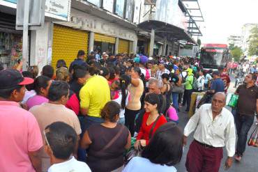 ¡LA MISERIA SE VIVE EN LA PATRIA! Más de 24 horas en cola para comprar pañales y jabón (+Fotos)