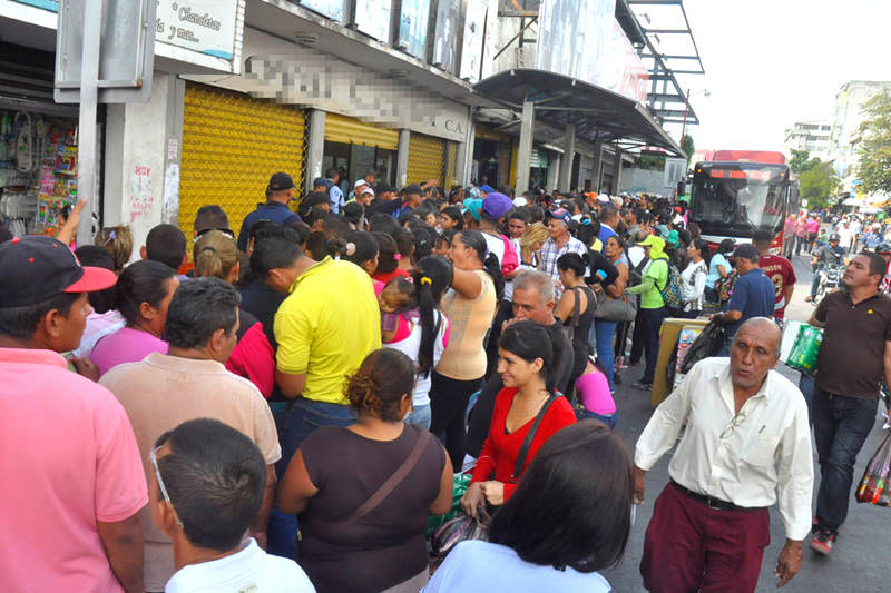 Largas-Colas-en-Venezuela-para-compar-comida-01-10-2015-2-800x533