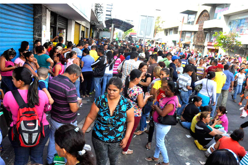 Largas-Colas-en-Venezuela-para-compar-comida-01-10-2015-3-800x533