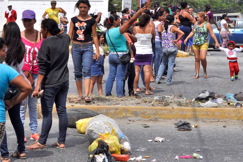 Madres-cerraron-avenida-porque-no-vendieron-pañales-Escasez-Colas-para-comprar-3-800x533