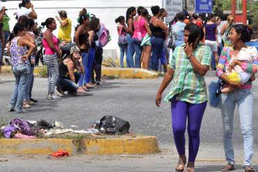 ¡LAS HISTORIAS DE LA PATRIA! Madre abandona a su hija en una cola para comprar pañales