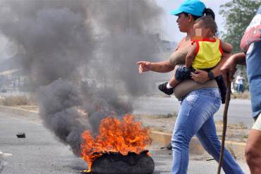 ¡NO SE LAS CALAN MÁS! Madres indignadas cerraron avenida porque no les vendieron pañales (+Fotos)