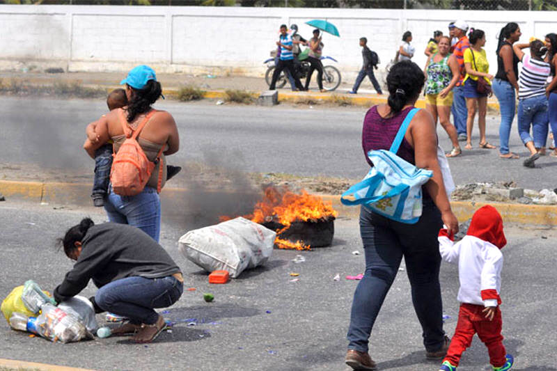 Madres-cerraron-avenida-porque-no-vendieron-pañales-Escasez-Colas-para-comprar-6-800x533