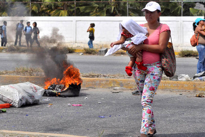 Madres-cerraron-avenida-porque-no-vendieron-pañales-Escasez-Colas-para-comprar-7-800x533