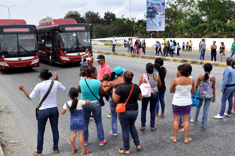 Madres-cerraron-avenida-porque-no-vendieron-pañales-Escasez-Colas-para-comprar-8-800x533