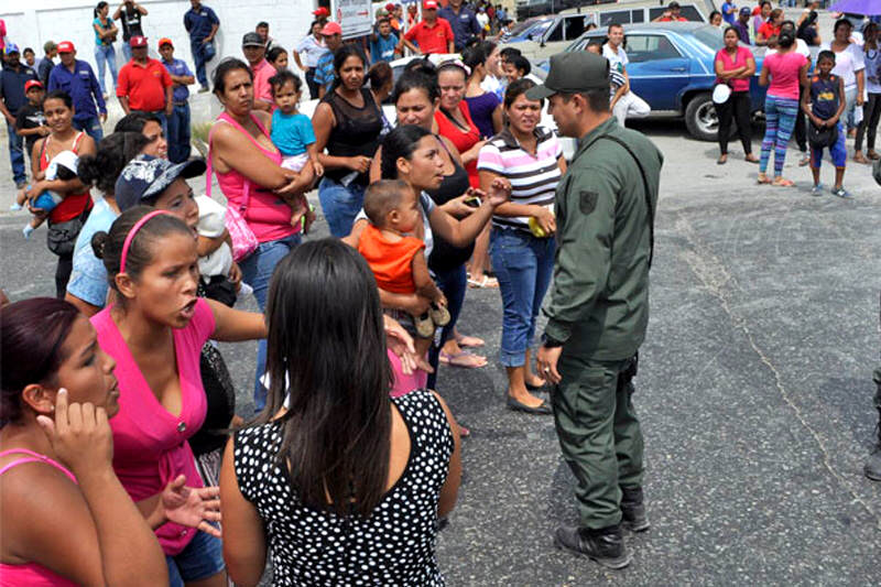 Madres-cerraron-avenida-porque-no-vendieron-pañales-Escasez-Colas-para-comprar-800x533