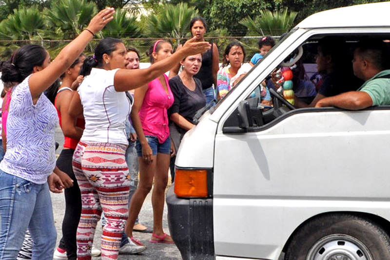 Madres-cerraron-avenida-porque-no-vendieron-pañales-Escasez-Colas-para-comprar-9-800x533