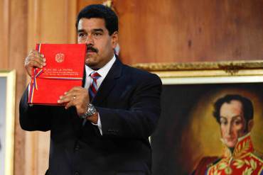 ¡DIOS NOS AMPARE! Maduro: «La fórmula del nuevo modelo económico está en el plan de la patria»